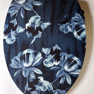 Decorative Toilet Seat lid Covers: Elongate lid. Blue floral bathroom remodeling and decorating ideas. Cloth Toilet lid covers. Bathroom art