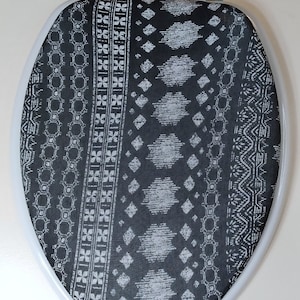 Toilet Seat Cover : Black and white Bathroom Decor idea. Cloth toilet seat lid cover. Bathroom remodel idea. Toilettendeckel. toilet cover