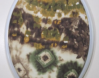 Tapa de inodoro de tela para asientos de inodoro de tamaño estándar. Verdes terrosos y marrones. Tie-dye hippie y divertido. Arte para el baño.