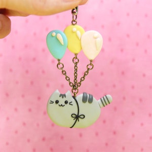 Brelok Pusheen On Balloons, Prezent dla przyjaciół, Zabawny brelok z kotem, Urok balonów, Prezent dla miłośnika kotów, Uroczy brelok ze zwierzęciem, Prezenty do pończoch