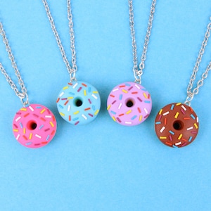 Collier de donut de chocolat doux, cadeau mignon de pâtisserie, charme bleu de beignet, collier miniature coloré de nourriture image 1