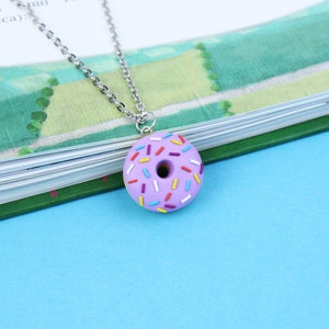 Collier de donut de chocolat doux, cadeau mignon de pâtisserie, charme bleu de beignet, collier miniature coloré de nourriture image 5