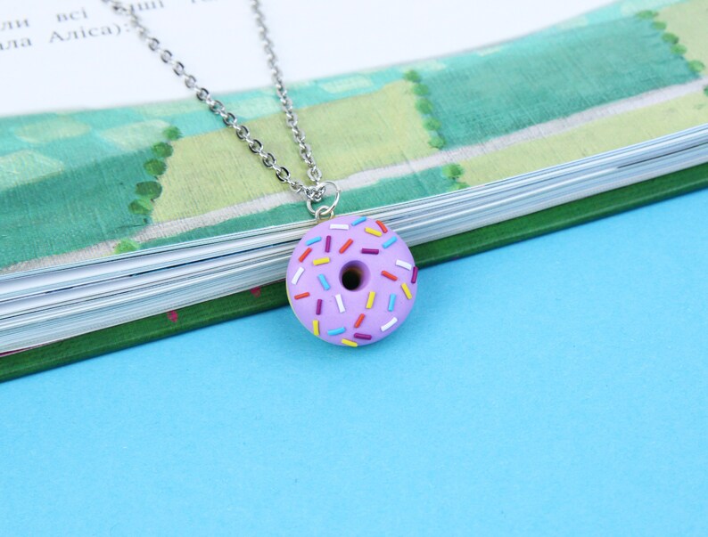 Collier de donut de chocolat doux, cadeau mignon de pâtisserie, charme bleu de beignet, collier miniature coloré de nourriture image 5