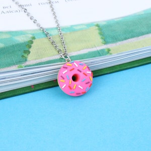 Collier de donut de chocolat doux, cadeau mignon de pâtisserie, charme bleu de beignet, collier miniature coloré de nourriture image 3