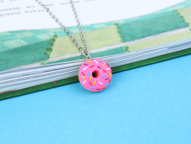 Collier de donut de chocolat doux, cadeau mignon de pâtisserie, charme bleu de beignet, collier miniature coloré de nourriture image 3