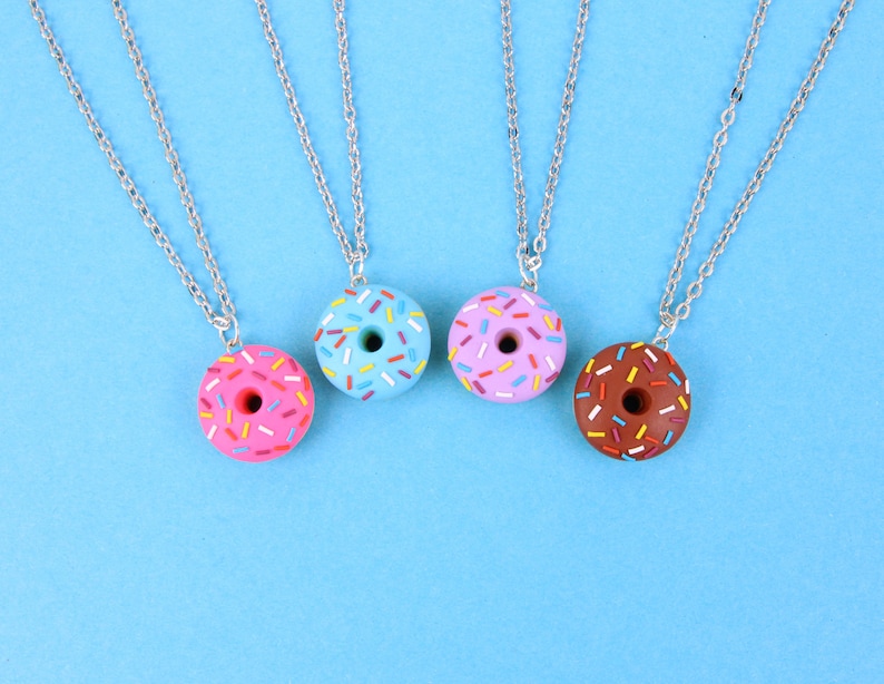 Collier de donut de chocolat doux, cadeau mignon de pâtisserie, charme bleu de beignet, collier miniature coloré de nourriture image 1