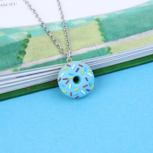 Collier de donut de chocolat doux, cadeau mignon de pâtisserie, charme bleu de beignet, collier miniature coloré de nourriture image 4