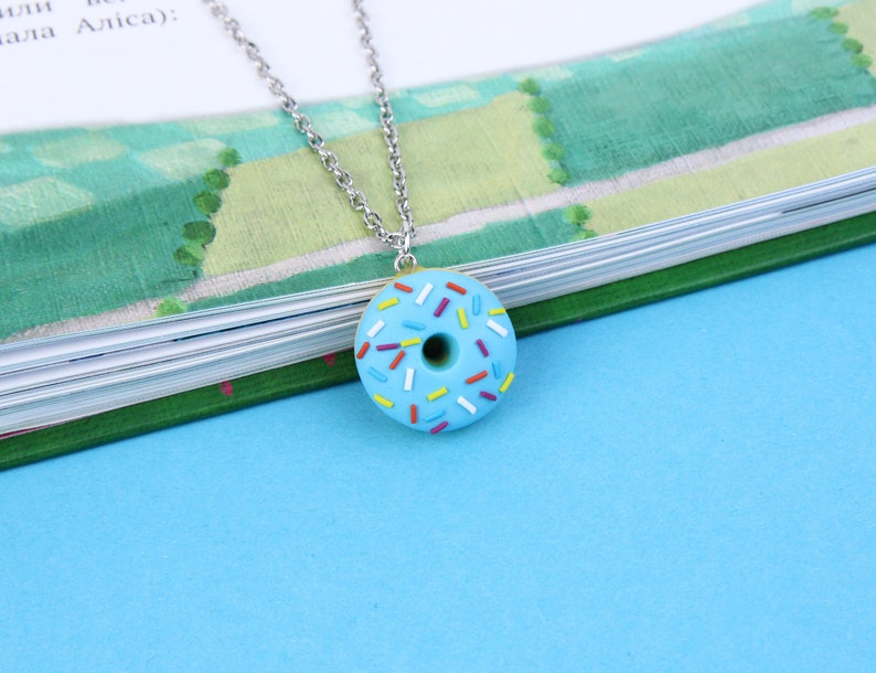 Collier de donut de chocolat doux, cadeau mignon de pâtisserie, charme bleu de beignet, collier miniature coloré de nourriture image 4