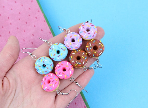 Orecchini in pelle a ciambella con stampa zebrata per donne Ragazze Foglia a goccia, Ciambella rosa dolce Smalto Gelato Sprinkles Orecchini pendenti a petalo Set di orecchini finti antichi