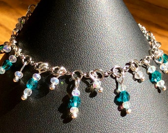 Delicado brazalete de piedra de nacimiento de diciembre - azul Swarovski cristal cuelga con cuentas de vidrio claro