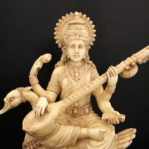 Statua di Saraswati con riproduzione di musica rilassante su resina Veena Statua della dea indiana Figura spirituale Dea della conoscenza e della creatività