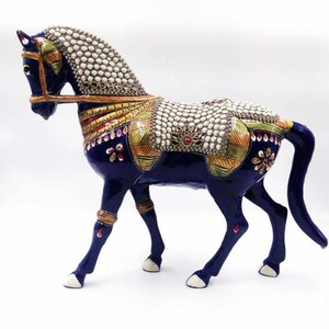 Metalowa statua konia ręcznie robiona kamienna Meenakari tłoczone malowanie sztuka rzeźba dom vintage dekoracyjny prezent
