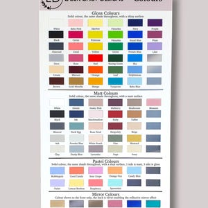 Puede incluir: Una carta de colores con una variedad de colores, incluyendo acabados brillantes, mate y pastel. La carta est&aacute; etiquetada como "Laser Daisy Designs Colors".