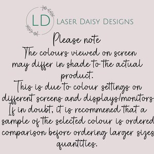 Puede incluir: Fondo beige claro con texto manuscrito. El texto incluye un logotipo de Laser Daisy Designs y una nota sobre las variaciones de color en las pantallas. Aconseja pedir una muestra para la comparaci&oacute;n de colores antes de comprar.