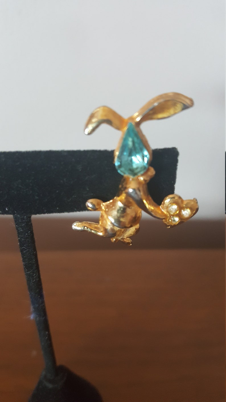 Vintage Easter Rabbit Pin 1970/'s Metal Easter Bunny Brooch with Pear Shaped Light Blue Rhinestone Children/'s Vintage Jewelry Vintage Brooch