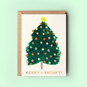 Cartolina di Natale con albero allegro e luminoso / Albero di Natale Auguri di buone stagioni e buone vacanze