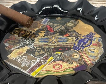 Cenicero de cigarros con arte de anillas de cigarros