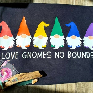 Gnomos del Amor Sin Límites, Camiseta del Orgullo Gay, El Amor Es Amor, Camiseta del Orgullo Arcoíris, Camiseta LGBTQ, Camiseta del Orgullo, Orgullo 2025, Hecho en Canadá