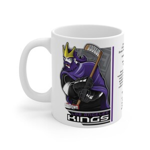 Può includere: Tazza da caffè in ceramica bianca con un giocatore di hockey di cartone animato viola e oro che indossa una corona e tiene un bastone da hockey. La tazza ha il testo "BarDown" e "Los Angeles Kings" stampato.