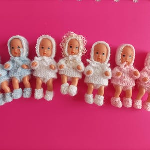 Baby und sein Babyausstattungsset.