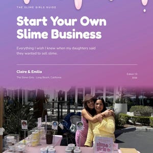 Peut inclure: Un guide numérique intitulé The Slime Girls Guide: Start Your Own Slime Business, avec un fond dégradé violet et un motif de gouttes blanc en haut. Le texte inclut le sous-titre Everything I wish I knew when my daughters said they wanted to sell slime, les auteurs Claire & Emilia, et Edition 1.0 2026. Sous le texte, une photographie montre deux personnes derrière une table rose présentant divers petits contenants de slime à vendre.