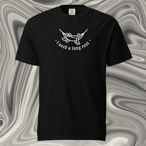 Ich Brauche eine Long Rest T-Shirt für RPG Fans | Bequeme Unisex Fantasy Bekleidung | D&D Merch
