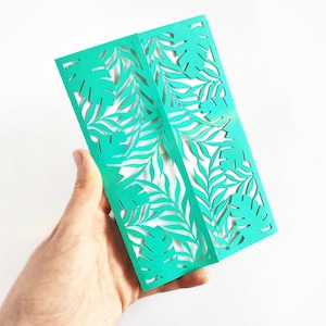 Plantilla de tarjeta de verano SVG con hojas tropicales Archivo de corte láser Cricut de verano Invitaciones de boda Silhouette Cameo Hojas de monstera tropicales AI DXF