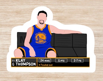 Klay Thompson sonríe después de ensuciar la pegatina