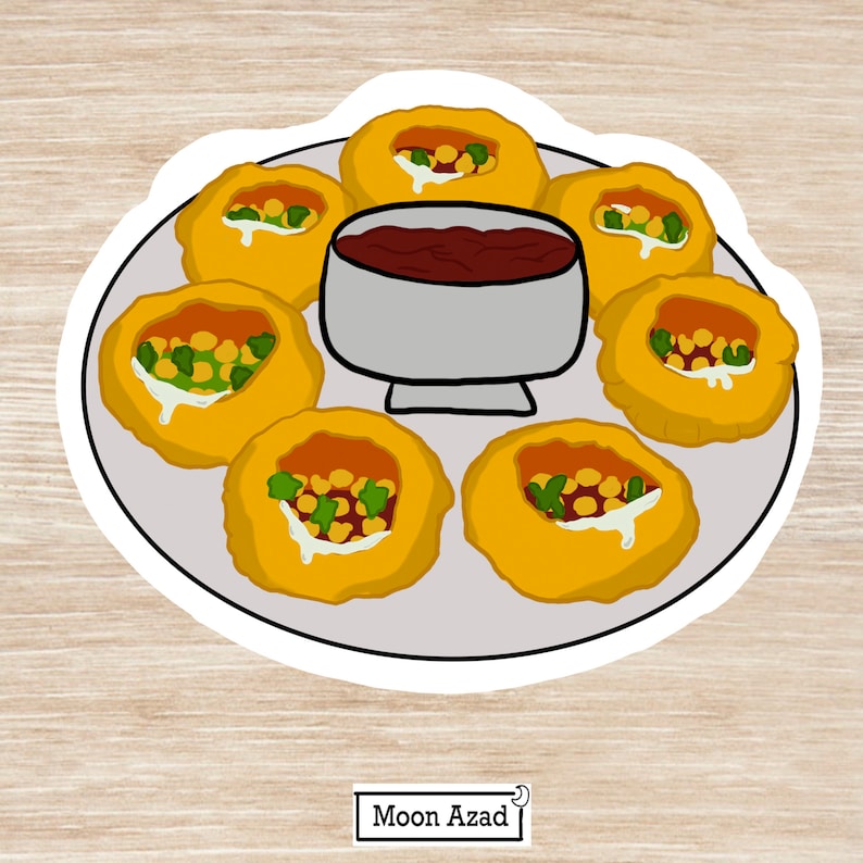 Puede incluir: Un plato con siete bocadillos de comida callejera india de color marr&oacute;n dorado llamados pani puri, rellenos de garbanzos y patatas, con un peque&ntilde;o cuenco de salsa roja en el centro.