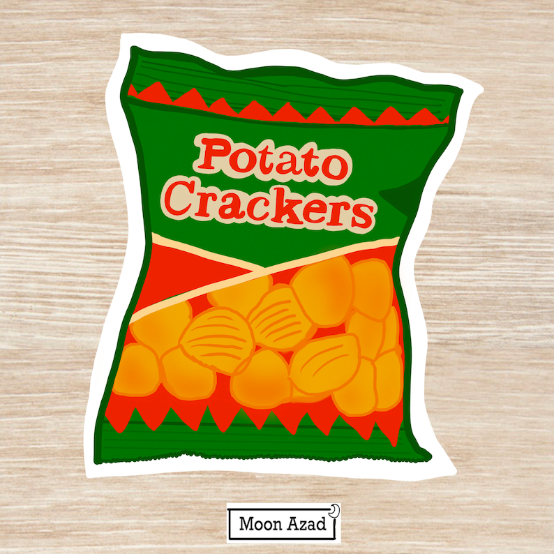 Puede incluir: Una bolsa verde y roja de galletas de patata con el texto "Potato Crackers" impreso en la parte delantera. La bolsa est&aacute; llena de patatas fritas de color naranja y amarillo.
