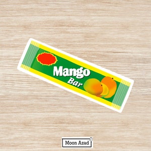 Puede incluir: Una pegatina verde y amarilla con el texto "Mango Bar" y una imagen de dos rodajas de mango.