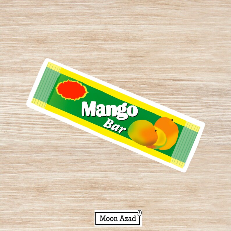 Puede incluir: Una pegatina verde y amarilla con el texto "Mango Bar" y una imagen de dos rodajas de mango.