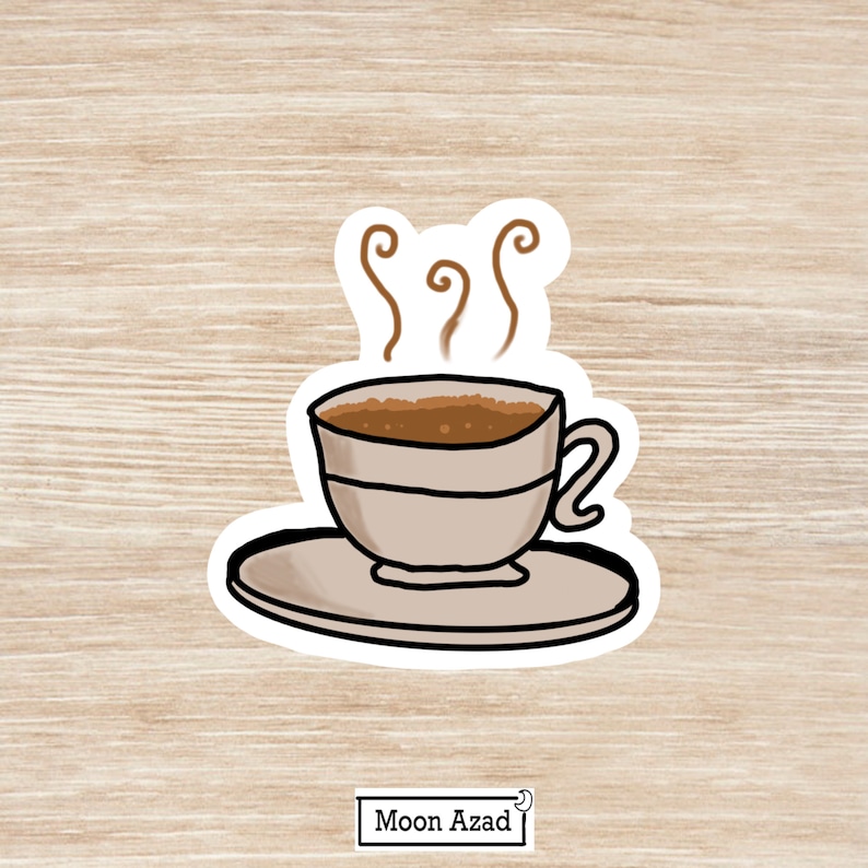 Puede incluir: Una taza de caf&eacute; blanca con un borde marr&oacute;n y caf&eacute; marr&oacute;n en su interior. La taza est&aacute; sobre un platillo blanco con vapor que sale del caf&eacute;. La imagen est&aacute; sobre un fondo de madera.