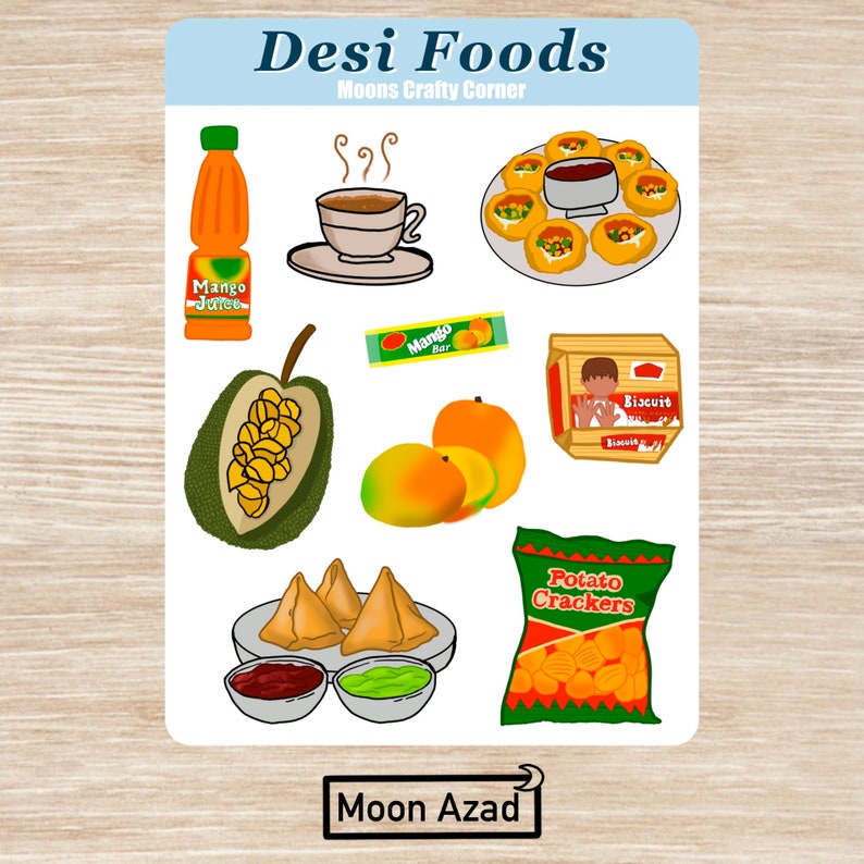 Puede incluir: Un conjunto de pegatinas coloridas que representan diversos alimentos indios, incluyendo jugo de mango, una barra de mango, galletas, patatas fritas, samosas y una taza de t&eacute;. Las pegatinas est&aacute;n sobre un fondo de madera y tienen el texto "Desi Foods" y "Moons Crafty Corner" en la parte superior.