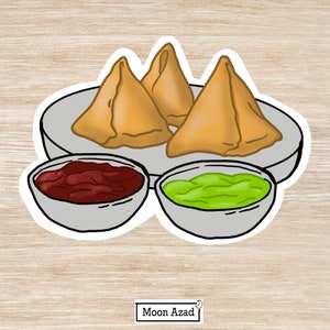 Puede incluir: Tres samosas de color marr&oacute;n dorado en un plato blanco con dos cuencos peque&ntilde;os de salsas para mojar. Un cuenco contiene una salsa roja y el otro una salsa verde.