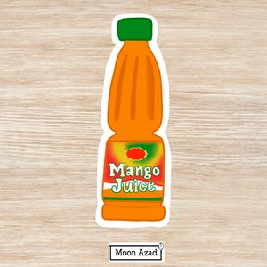Puede incluir: Una pegatina de una botella de zumo de mango. La botella es naranja con una tapa verde y una etiqueta que dice "Zumo de mango".