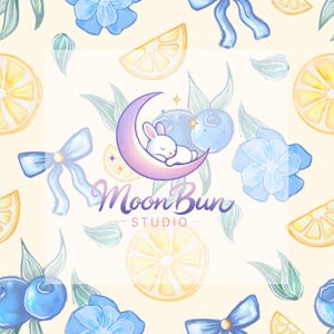 Peut inclure: Illustration à l'aquarelle avec un motif répété de fleurs bleues, de nœuds, de tranches de citron et de myrtilles. Un logo avec un lapin endormi dans un croissant de lune est au centre. Le texte "Moon Bun Studio" est en dessous.