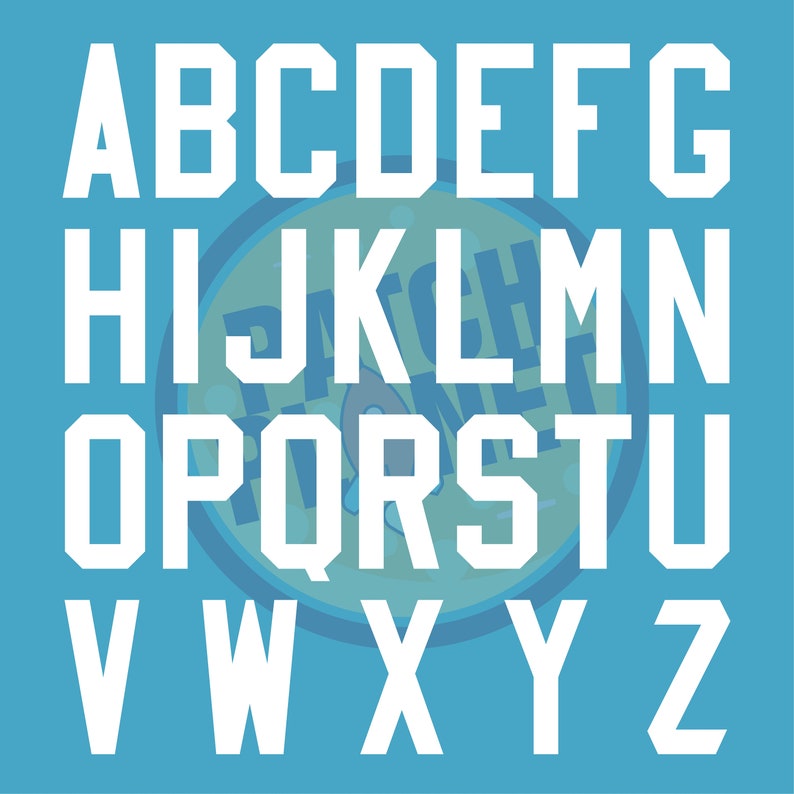 Peut inclure: L'alphabet majuscule blanc de A &agrave; Z, dans une police de caract&egrave;res en blocs gras, est affich&eacute; sur un fond bleu clair. Les lettres sont dispos&eacute;es en rang&eacute;es. Un motif circulaire avec du texte est visible derri&egrave;re les lettres.