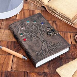 Sieben Steine Baum des Lebens Leder Journal | Buch der Schatten Notizbuch mit Kristallstein von 7 Chakra Farben, spirituelles Geschenk für Frauen und Männer