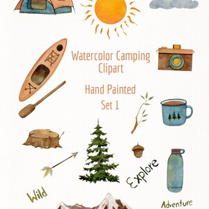 Pu&ograve; includere: Set di clipart di campeggio ad acquerello con tenda, sole, canoa, macchina fotografica, tazza, albero, ghianda, freccia, montagne e borraccia. Include le parole "Wild", "Explore" e "Adventure". Illustrazioni dipinte a mano.