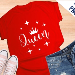 Puede incluir: Camiseta roja con una corona blanca y la palabra "Queen" rodeada de estrellas blancas.