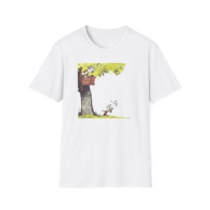 Calvin y Hobbes en una casa del árbol peleando con sombreros de periódico Camiseta unisex Softstyle ideal para regalo, aniversario, cumpleaños, hombres, mujeres