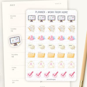 Op de afbeelding: Een stickerblad met de tekst "PLANNER - WORK FROM HOME" met afbeeldingen van computers, documenten, mensen, tekstballonnen, mappen, enveloppen en vinkjes. Een potlood en een plannerpagina zijn ook zichtbaar.