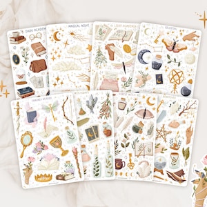 Könnte beinhalten: Acht dekorative Stickerbögen mit Themen wie "Dark Academia" und "Magical Night". Die Bögen zeigen Illustrationen in Pastellfarben, darunter Bücher, Sterne und Zaubertränke. Der Text auf den Bögen enthält die Namen der Themen.