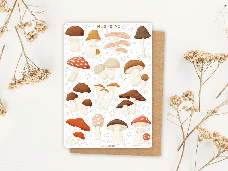 K&ouml;nnte beinhalten: Ein Bogen mit Aufklebern, die verschiedene Illustrationen von Pilzen in unterschiedlichen Farben und Stilen zeigen. Die Aufkleber sind wei&szlig; mit schwarzen Umrissen und in einem Raster angeordnet. Der Text "Mushrooms" befindet sich oben auf dem Bogen.