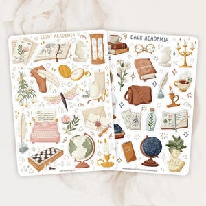 Puede incluir: Dos hojas de pegatinas con ilustraciones etiquetadas como Light Academia y Dark Academia. Las hojas contienen varios iconos que incluyen libros, relojes de arena, tableros de ajedrez, globos terr&aacute;queos, m&aacute;quinas de escribir, velas, cartas y elementos bot&aacute;nicos.
