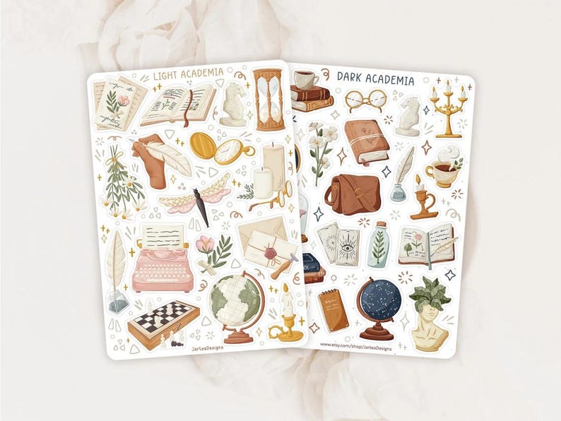 Puede incluir: Dos hojas de pegatinas con ilustraciones etiquetadas como Light Academia y Dark Academia. Las hojas contienen varios iconos que incluyen libros, relojes de arena, tableros de ajedrez, globos terr&aacute;queos, m&aacute;quinas de escribir, velas, cartas y elementos bot&aacute;nicos.