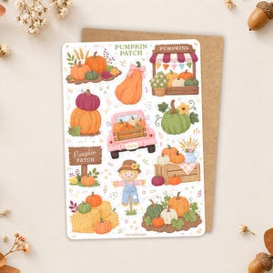 Puede incluir: Una hoja de pegatinas con ilustraciones otoñales que incluyen calabazas naranjas y verdes, un camión rosa, un espantapájaros, balas de heno y un letrero de madera con el texto PUMPKIN PATCH, además de un puesto con el texto PUMPKINS.
