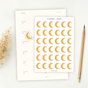 Può includere: Un set di tre tazze in ceramica con finitura opaca e macchiettata. Le tazze sono nei toni del crema, grigio chiaro e grigio scuro. Ogni tazza ha un design semplice e minimalista.