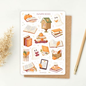 Op de afbeelding: Een rechthoekig stickervel met de titel AUTUMN BOOKS met diverse illustraties waaronder open boeken, stapels boeken, geesten, pompoenen, een kleine houten bibliotheekstructuur, een mandje en een digitale e-reader in warme tinten.
